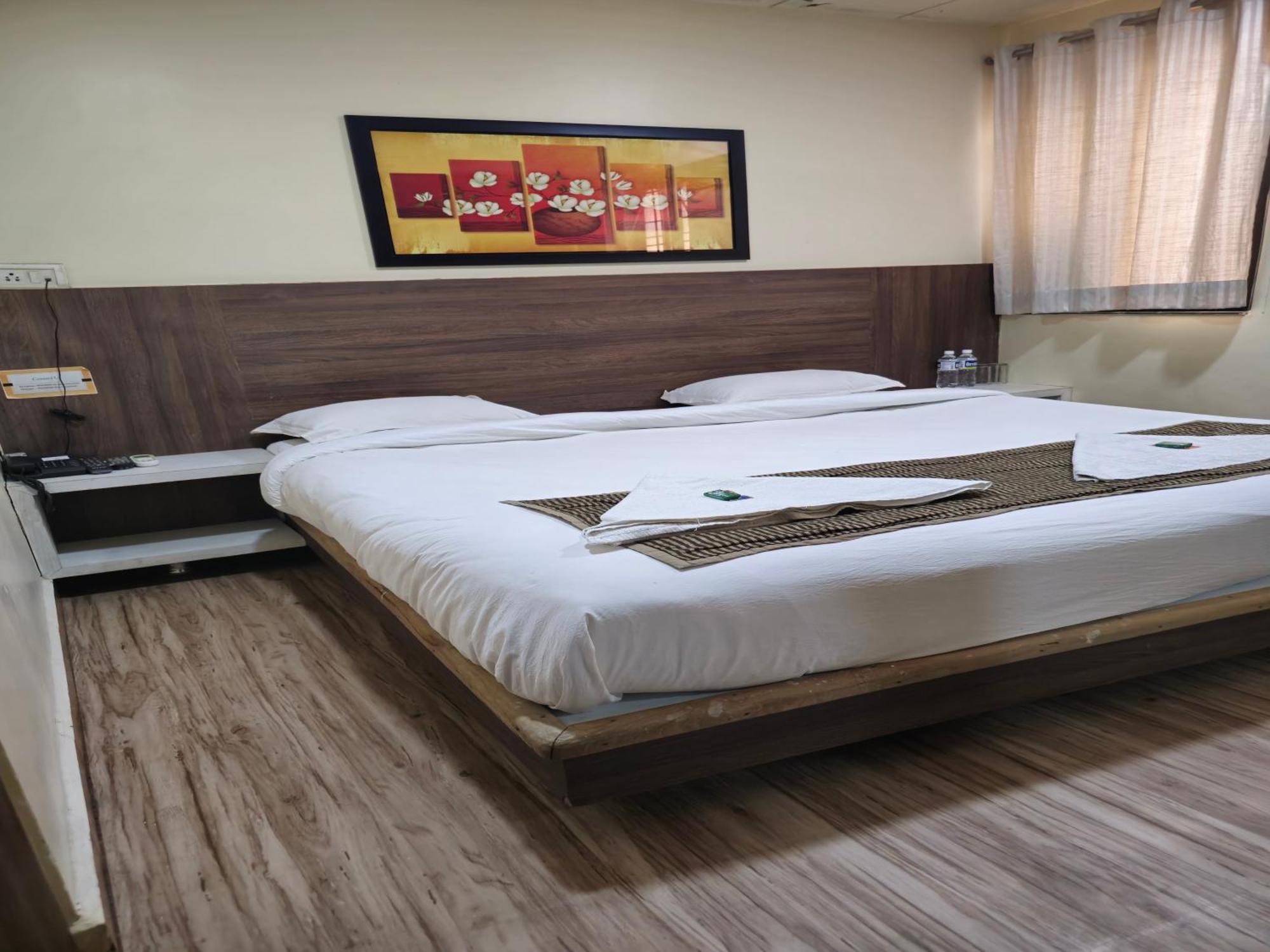 Hotel Darshan Executive Tuljapur Exterior foto
