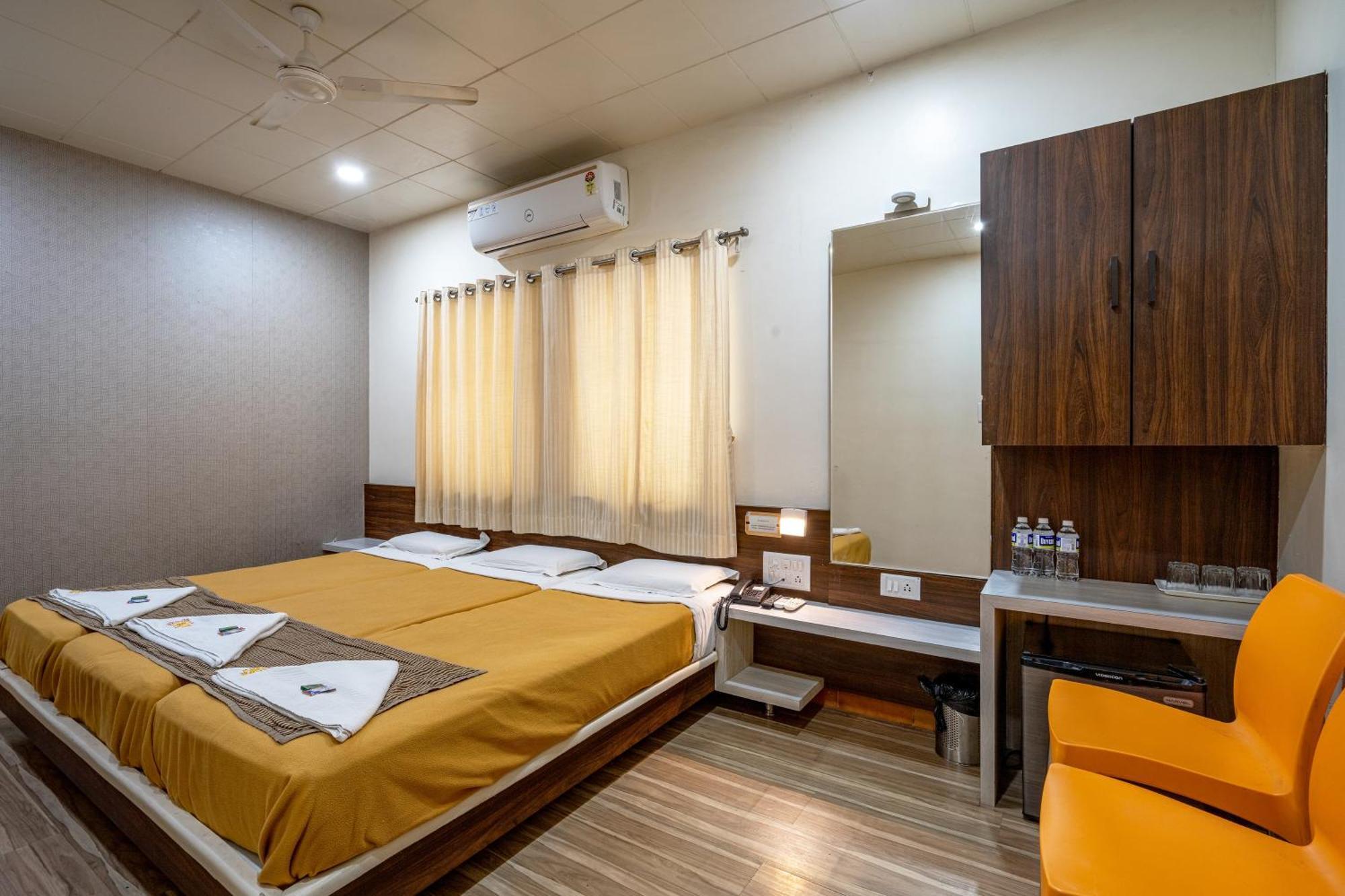 Hotel Darshan Executive Tuljapur Exterior foto